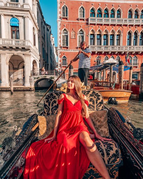 venice-photo-spots-gondola-ride Burano Photo Ideas, Venice Instagram Pictures, Venice Picture Ideas, Venice Photo Ideas, Italy Abroad, Aesthetic Venice, Venice Aesthetic, Venice Hotel, Venice Italy Gondola