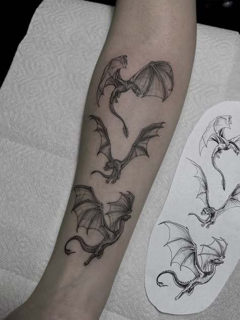 Dragon Tattoo Wrapped Around Arm, Skyrim Tattoo, Targaryen Tattoo, Game Of Thrones Tattoo, Small Dragon Tattoos, Dragon Tattoo Ideas, Bookish Tattoos, Tattoo Dotwork, Dragon Tattoo For Women