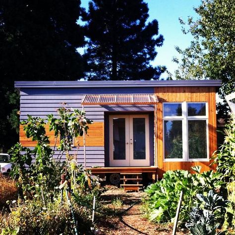 Ian Dorresteyn and James Sterrett built a tiny house in Portland as a creative challenge. Click through the gallery for a look inside the 200 square foot space. Rustic Tiny House, Tiny House Exterior, City Baby, Best Tiny House, Tiny House Inspiration, Tiny Cabins, Casa Container, Modern Tiny House, Mobil Home