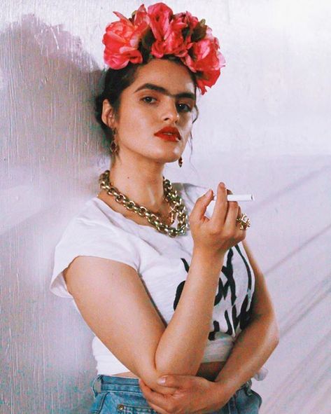 Beyonce Frida Kahlo Halloween Costume Photos Frieda Kahlo Costume, Freida Kahlo Costume, Frida Outfits, Frida Kahlo Makeup, Frida Fashion, Frida Kahlo Flower Crown, Freida Kahlo, Beyonce Dress, Frida Style