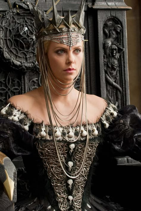 Oscar-winning costume designer Colleen Atwood's made Charlize Theron's wicked robes in Snow White and the Huntsman. Snow White Huntsman, Queen Ravenna, Snow White And The Huntsman, Colleen Atwood, The Huntsman, Evil Queens, Queen Aesthetic, Elizabeth Banks, Red Queen