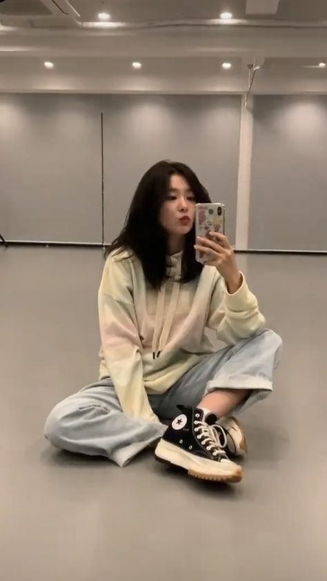 High Cut Converse Outfit, Outfits With Jordan 1s, Simple Outfits For School, Dance Outfits Practice, Run Star Hike, Dancers Outfit, Stylish Hoodies, Cargo Pants Outfit, Mens Trendy Outfits