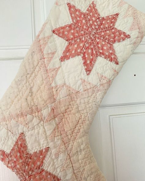 Diy Vintage Christmas Stocking, Quilt Stocking, Cream Quilt, Vintage Quilts Antiques, Vintage Christmas Stockings, Antique Quilt, Market Ideas, Christmas Quilts, Diy Vintage