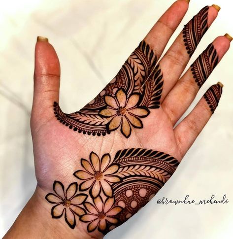 Mahendi For Front Hand, Mehandi Designs In Front Hand, Front Side Henna Designs, Simple Mehndi Front Designs, Left Hand Palm Mehndi Design, Short Mehedi Degins, Mehendi Disain Front Hand, Morden Mehndi Design Front Hand, Mehadi Degine Simple Front Hand