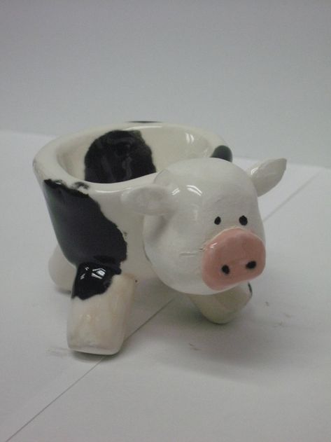 I love this pinch pot. My favorite animal is a cow and I even want Clay Bowl Animal, Clay Crafts Bowls, Easy Pinch Pot Ideas Clay, Creative Ceramic Projects, Kids Ceramics Projects, Clay Stuff To Make, Ceramics Projects Ideas, Cow Pottery, Pinch Pot Ideas