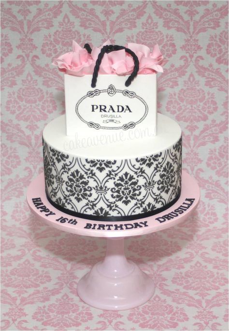 Prada Bag Cake Prada Invitation, Prada Cake, Dior Birthday Cake, Cake Dior Birthday, Prada Cake Birthday, Dior Cake Ideas Birthday, Small Birthday Cakes, 21st Cake, Pretty Birthday Cakes