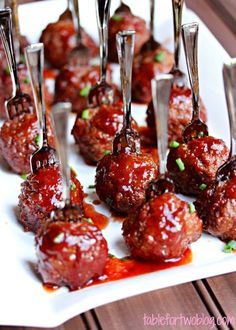 Sweet & tangy meatballs in the slow cooker - great appetizer for a party. Fall Wedding Appetizer Ideas, Baby Shower Food Easy, Super Bowl Snack Recipes, Wedding Food Display, Appetizer Display, Gluten Free Puff Pastry, Wedding Appetizers, Appetizers For A Crowd, Party Appetizers Easy