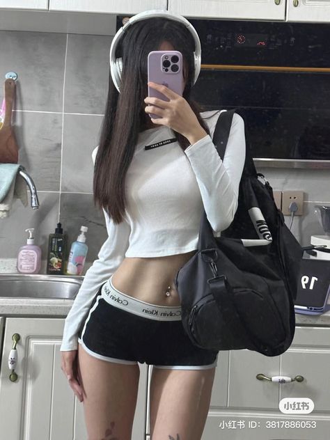 Gym Korean Outfit, Asian Gym Aesthetic, Douyin Fitness, Korean Fitness Aesthetic, Asian Mommy Aesthetic, Chinese Clothes Aesthetic, Workout Aesthetic Korean, Workout Clothes Outfits Aesthetic, Apple Hip Korean