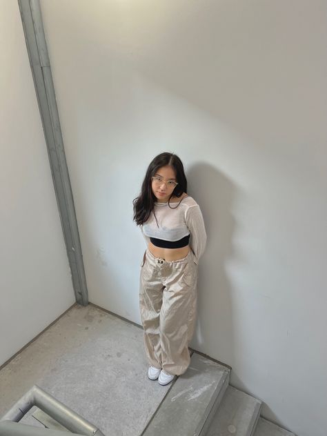 Poses Ideas Instagram Standing, Parachute Pants Poses, How To Style Beige Parachute Pants, Beige Parachute Pants Outfit, Standing Poses Instagram, Poses Ideas Standing, Standing Photo Poses, Instagram Pose Ideas Standing, Instagram Poses Idea