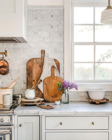 Dana Lynne | CA on Instagram: “First lilacs of the season. ❤️... ... ... ... ... #makehomeyours #makehomematter #makehomeyourhaven #mystylishspace #mystylednest…” White And Gray Tile, Backsplash Behind Range, Rustic Wooden Kitchen, Modern Farmhouse Kitchen Backsplash, Farmhouse Kitchen Backsplash Ideas, Black And White Backsplash, Gray Tile Backsplash, Modern Kitchen Backsplash, Farmhouse Kitchen Backsplash