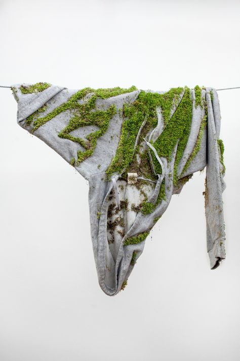 Fashion Fotografie, Moss Fashion, Growth And Decay, Nature Projects, Bio Art, Artist Models, Textiles Fashion, Fast Fashion, Installation Art