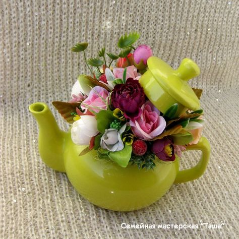 Teapot Flower Arrangements, Teapot Centerpiece, Tea Cups Diy, Tea Party Centerpieces, Tea Cup Centerpieces, Cup And Saucer Crafts, Teapot Crafts, Teapot Decor, Alice In Wonderland Tea Party Birthday