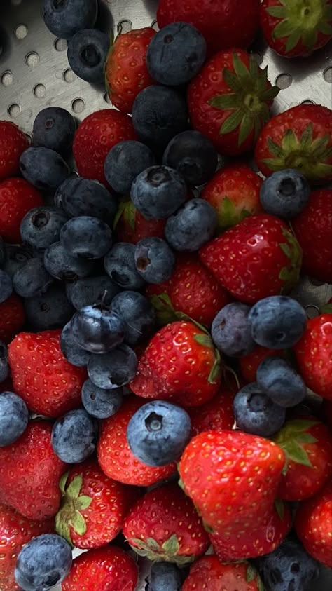 Berries Aesthetic, Fruitarian Diet, Vision Board Motivation, Pretty Fruit, Board Motivation, Healthy Girl Era, Veggies And Fruits, Tumblr Food, Fruit Ice Cream