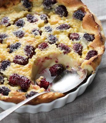 Blackberry Clafoutis, Blackberry Dessert, Clafoutis Recipes, Organic Valley, Dessert Parfait, Blackberry Recipes, Desserts Keto, Seasonal Fruit, Simple Dessert