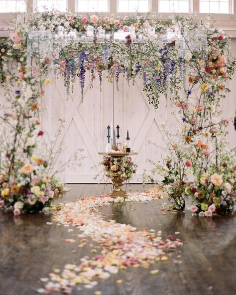 Susan Davis - Philly Florist (@freshdesignsflorist) • Instagram photos and videos Wildflower Bridal Bouquets, Natural Wedding Decor, Wedding Flower Trends, Wedding Isles, Indoor Wedding Ceremonies, Wedding Arch Flowers, Ceremony Flowers, Wildflower Wedding, Ceremony Backdrop