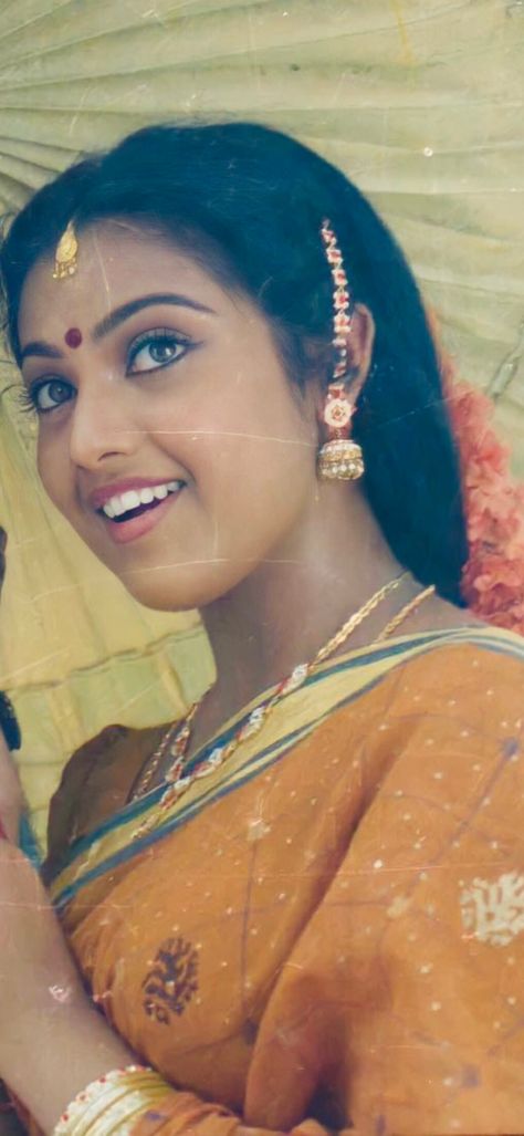 Meena Actress, Meena Photos, Actress Meena, Peacock Images, 90s Actresses, Actor Quotes, Vintage Angels, Indian Natural Beauty, Tamil Girls