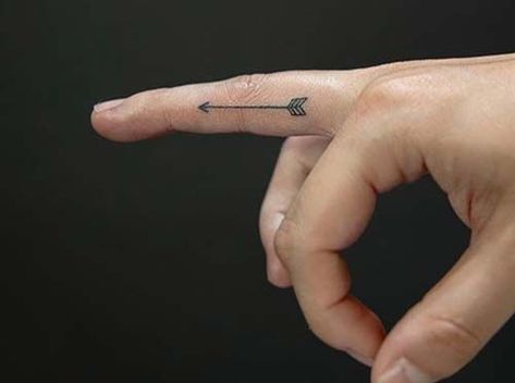 Arrow Ring Tattoo, Side Finger Tattoos, Inside Finger Tattoos, Arrow Tattoo Finger, Girl Finger Tattoos, Tattoo Arrow, Wörter Tattoos, Mens Tattoos, Tiny Finger Tattoos