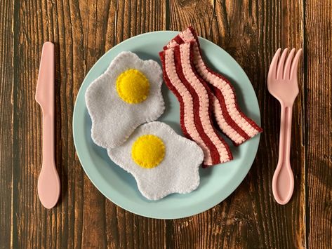 DIY – Felt Bacon and Eggs – Whole Heartily Felt Bacon, Felt Food Diy, Felt Food Patterns, Eggs And Bacon, Food Stand, Bacon And Eggs, Baby Toys Diy, Diy Cat Toys, Felt Play Food