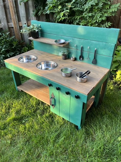 DIY Mud Kitchen 7 Outdoor Play Kitchen, Mud Kitchen For Kids, Build Outdoor Furniture, Outdoor Play Space, Backyard Toys, Diy Storage Rack, Kids Mud, Diy Mud Kitchen, Backyard Adventure