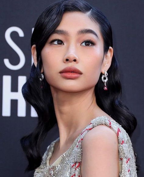 Jung Hoyeon, Hoyeon Jung, Critics Choice Awards, Unique Faces, Stage Makeup, Asian Makeup, Choice Awards, Hair And Makeup, Prom Hair