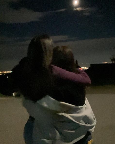 Best Friend Pictures Brunettes, Brown Hair And Black Hair Duo, Best Friends Photos No Face, Pics Of Friends, No Face Duo Pics, 2 Brunette Best Friends, Two Brunette Best Friends Aesthetic, Best Friend Pictures No Face, Best Friend Pictures Faceless