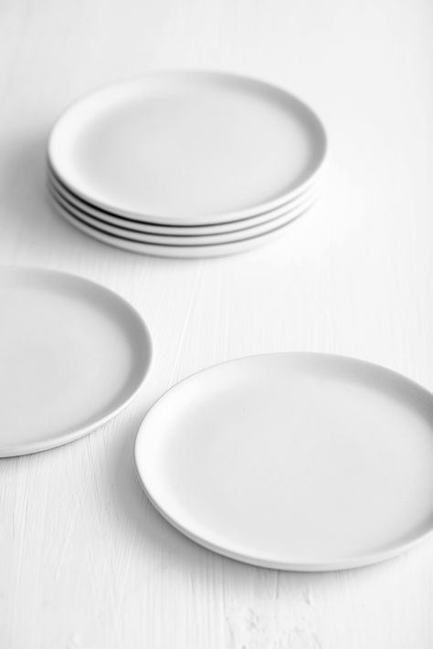 #simplicity #modern #monochrome #design #home #minimalism Plate On Table, Plates Ceramic, Plates White, White Interiors, Modern Monochrome, Interior Minimalista, Monochrome Design, White Dishes, White Plate