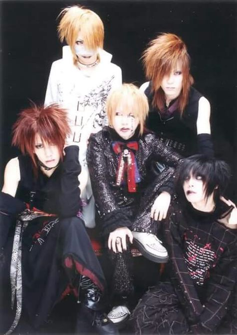 The gazette old photo Aoi The Gazette, Visual Kei Fashion, Kyo Dir En Grey, Ruki The Gazette, Kei Visual, Kei Fashion, Dir En Grey, Boys Long Hairstyles, Japanese Rock