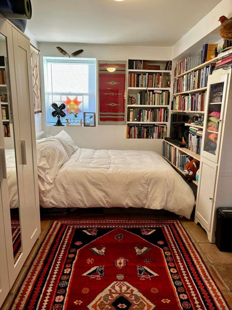 Pretty Apartments, My Favorite Books, Aesthetic Rooms, My Bedroom, Apartment Room, Dream House Decor, Dream Bedroom, Cozy Bedroom, Apartment Living