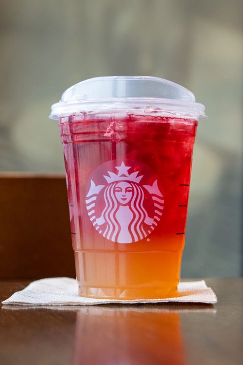 Starbucks Sunset Drink: How to Order the Iced Tea Lemonade Version - Sweet Steep Starbucks Drinks Lemonade, Starbucks Sunset Drink, Passion Tea Starbucks, Starbucks Lemonade Drinks, Starbucks Iced Tea, Sunset Lemonade, Starbucks Drink Recipes, Copycat Drinks, Peach Green Tea Lemonade