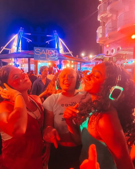 Silent Disco Aesthetic, Cruise Aesthetic Pics Friends, Cruise Teen Club, Cruising Aesthetic, Cruise Ship Aesthetic, Cruise Photography Ideas, Cruise Friends, Cruise Ship Party, Cruise Aesthetic