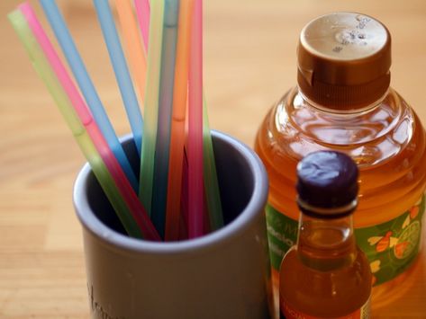 homemade honey sticks. yum! Honey Container, Diy Honey, Acacia Honey, Honey Bottles, Honey Diy, Honey Sticks, Holiday Drink, Yom Kippur, Serious Eats