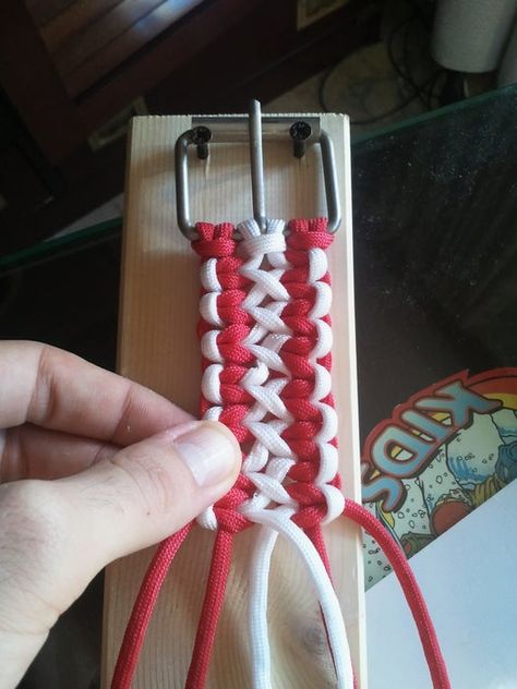 How to Make a Wide Solomon Bar BELT : 9 Steps (with Pictures) - Instructables Parachute Cord Crafts, Paracord Weaves, Paracord Belt, Paracord Bracelet Patterns, Paracord Braids, Cords Crafts, Diy Belts, Paracord Diy, Western Crafts