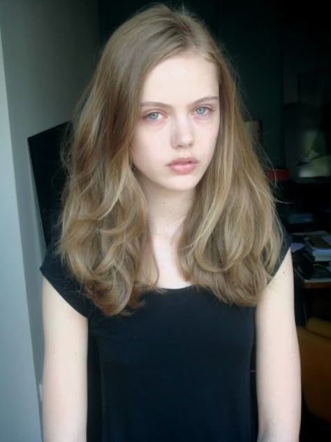 Frida Gustavsson Aesthetic, Hair Pale Skin, Frida Gustavsson, Friday Fashion, Hufflepuff Aesthetic, Honey Brown Hair, Alternative Hair, Brown Blonde Hair, Hair Fashion