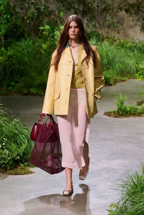 Chanel Cruise 2025 Collection [PHOTOS] Gucci Cruise 2025, Casual Outfits Fall 2024, Color Trend 2025, Spring Summer 2025, Ss25 Trends, Ss25 Runway, 2025 Runway, Fashion 2025, Gucci Cruise