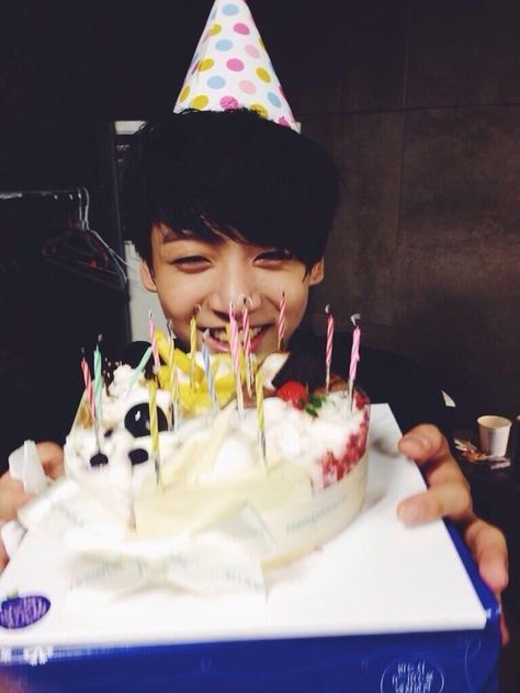 Jungkook 16/17 birthday!! 2013. surprise birthday party Bts Jungkook Birthday, Bts Birthdays, Pre Debut, Bts Members, Jung Kook, Vixx, Foto Jungkook, Bts Bangtan Boy, Busan