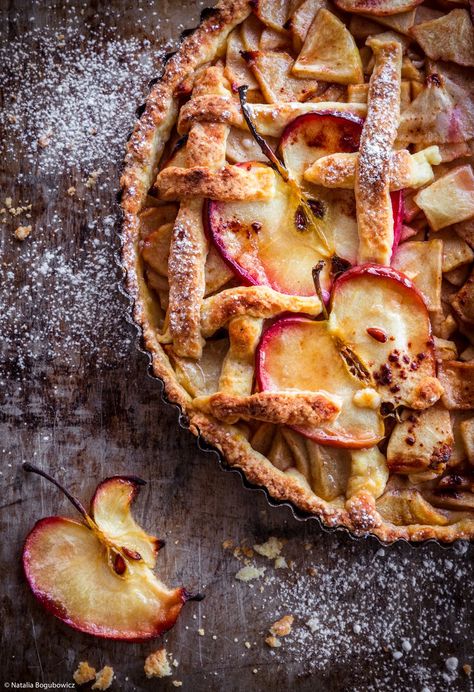 Family-meal image wins international food photo contest - BBC News Apple Tarts, Pink Lady Apples, Sweet Soup, Spiced Wine, World Food Programme, Student Recipes, Poached Pears, Winter Vegetables, Photo Awards