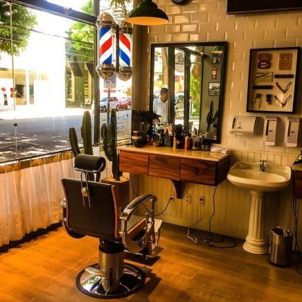 Barber Shop Vintage, Barbershop Design Interior, Best Barber Shop, Haircut Undercut, Barber Shop Interior, Barber Haircuts, Barber Equipment, Barbershop Design, Barber Shop Decor