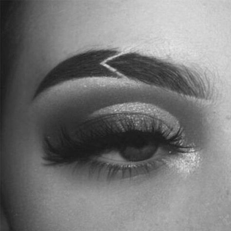 Eyebrow Slits Ideas, Gothic Eyebrow Shapes, Eyebrow Slits Baddie, Cortes Aesthetic, Eyebrow Cut, Eyebrow Slits, Eyebrow Makeup Tutorial, High Fade Haircut, Eyebrow Design