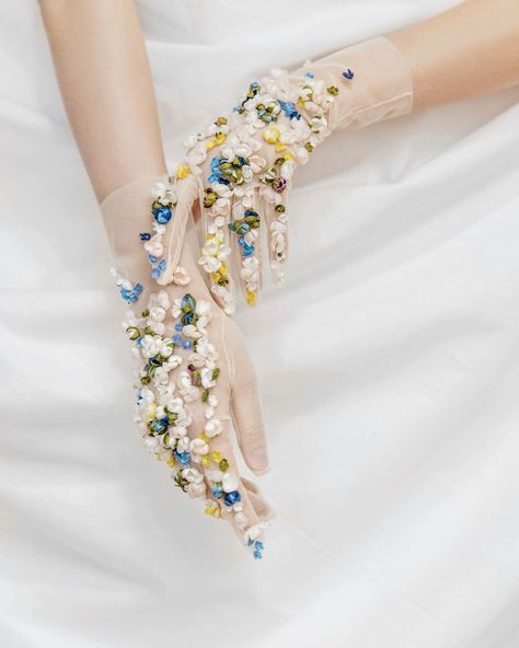 621 отметок «Нравится», 4 комментариев — EDEM COUTURE | WEDDING ® (@edem.official) в Instagram: «EDEM gloves with flowers embroidery #everydaycouture  Discover all accessories on www.edem.ru…» Floral Gloves, Beaded Gloves, Wedding Gloves, Flowers Embroidery, Couture Wedding, Color Theory, Weeding, Embroidery Flowers, Floral Tie