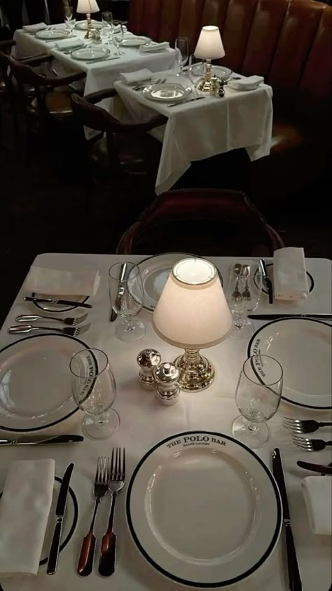 Fine Dining Place Setting, Steakhouse Table Setting, Table Settings Restaurant, Fine Dining Aesthetic, Restaurant Table Setting, Wine Aesthetic, Elegant Restaurants, Table Setting Inspiration, French Restaurants