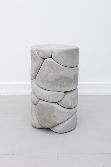 Balloons full of concrete make ‘Puffy Bricks’ - DesignWanted : DesignWanted Hantverk Diy, Decoration Beton, Concrete Casting, Soya Mumu, Beton Design, Concrete Diy Projects, Concrete Bricks, Concrete Forms, Concrete Furniture