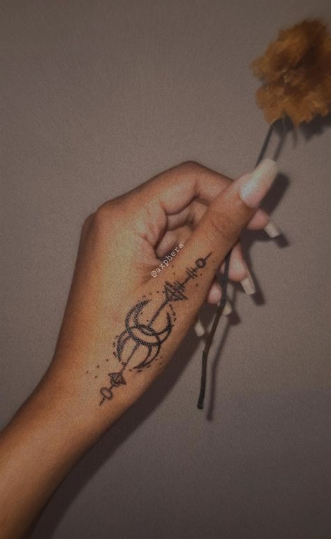 Hand Drawing When Bored, Tattoos With Pen On Hand, Cute Marker Tattoos, Pen Tattoos On Hand Easy, Cute Pen Tattoos Easy On Hand, Sharpie Drawings On Hand, Cute Thing To Draw On Your Hands, Doodle To Draw On Hand, Things To Do Draw On Your Hand