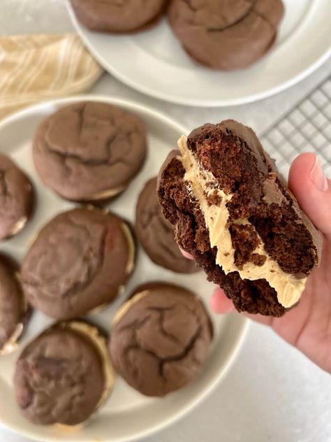 Decadent Chocolate Peanut Butter Whoopie Pies Peanut Butter Whoopie Pies, Whoopie Pie Filling, Grace In My Space, Fluffy Chocolate Cake, Dessert Sandwich, Easy Vegetables, Whoopie Pie Recipe, Vegetables To Grow, Floating Corner Shelves