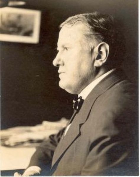 O. Henry (William Sydney Porter) wrote over 600 stories in his short writing career. He is said to have popularized the "twist ending" and is sometimes called the American DeMaupassant.  You may have read or heard about some of his most popular... Home Reading, O Henry, Henry Williams, Reading At Home, Story Writer, Writing Career, Life Words, Favorite Authors, Classic Books