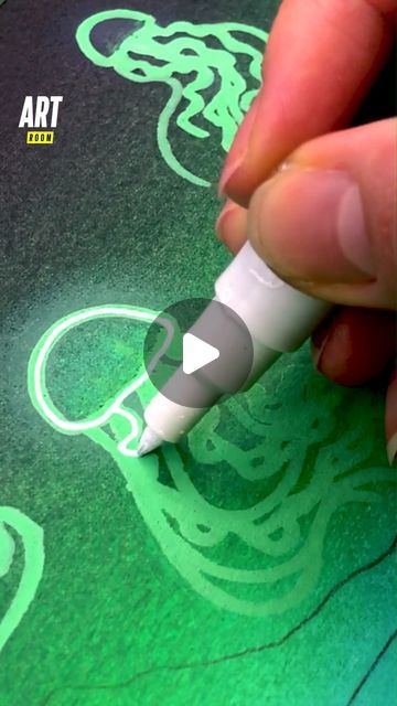 Glowing Orb Drawing, Diy Neon Painting, Posca Neon Art, How To Draw Neon Effect, Neon Drawing Ideas, Trippy Background Drawing, Glow Effect Drawing, Neon Effect Painting, Paint Pen Ideas