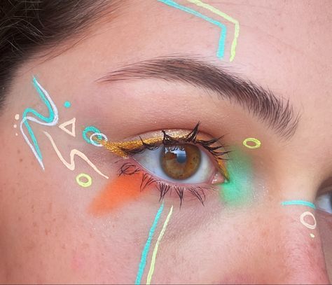 @usually_graphic IG Stripe Makeup Across Eyes, Graphic Liner Eyeshadow, Cool Eyeliner Designs, Graphic Liner Hooded Eyes, Abstract Eyeliner, Graphic Liner Ideas, Graphic Eye Makeup, Graphic Eyeliner Looks, Colourful Makeup