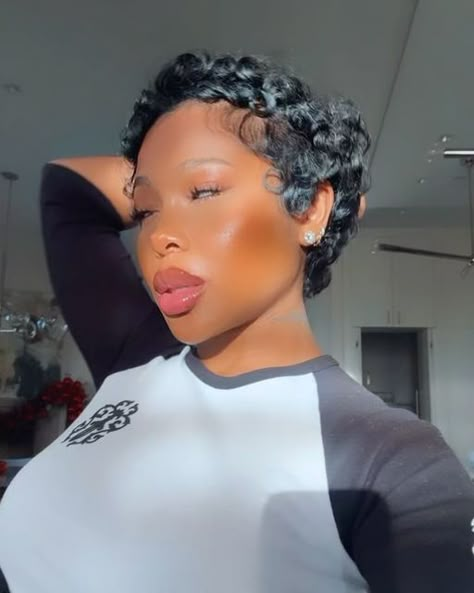 JAYDA WAYDA on Instagram: "The big chop ✂️ so obsessed" Hair Care Ideas, Short Curly Weave, Dess Dior, Big Chop Natural Hair, The Big Chop, Curly Natural Hair, Black Women Short Hairstyles, Short Natural Curly Hair, Curly Pixie Haircuts