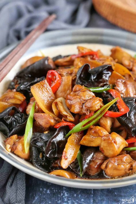 A delicious combination of two common ingredients, Chinese ginger chicken delivers complex aroma and flavour, yet is amazingly simple to cook. Chinese Delicacies, Chinese Chicken Dishes, Postpartum Recipes, Chinese Chicken Recipes, Cantonese Food, Authentic Chinese Recipes, Chinese Cooking Recipes, Ginger Chicken, Easy Chinese Recipes