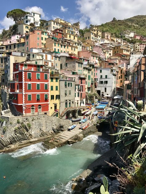 Cinque Terre: delightful tiny hamlets perched on hills and inlets cascading down to the sea, side by side, form an area in the Ligurian coast of Italy. Sea Side City, Italy Coast, Ligurian Coast, Coast Of Italy, Sea Side, Hidden Beach, Small Houses, Seaside Towns, Vacation Mode