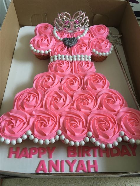 Homemade Barbie Cake, Crown Cupcake Cake, Princess Cupcake Cake, Princess Party Food, Princess Cupcake, Pull Apart Cupcake Cake, Pull Apart Cake, Cupcake Decorating Tips, Pull Apart Cupcakes